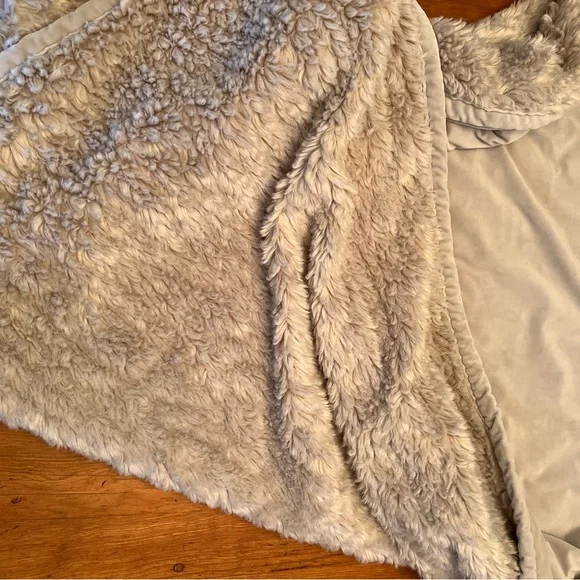 Pottery Barn Faux Fur Throw - 50x60 - Picture 5 of 10